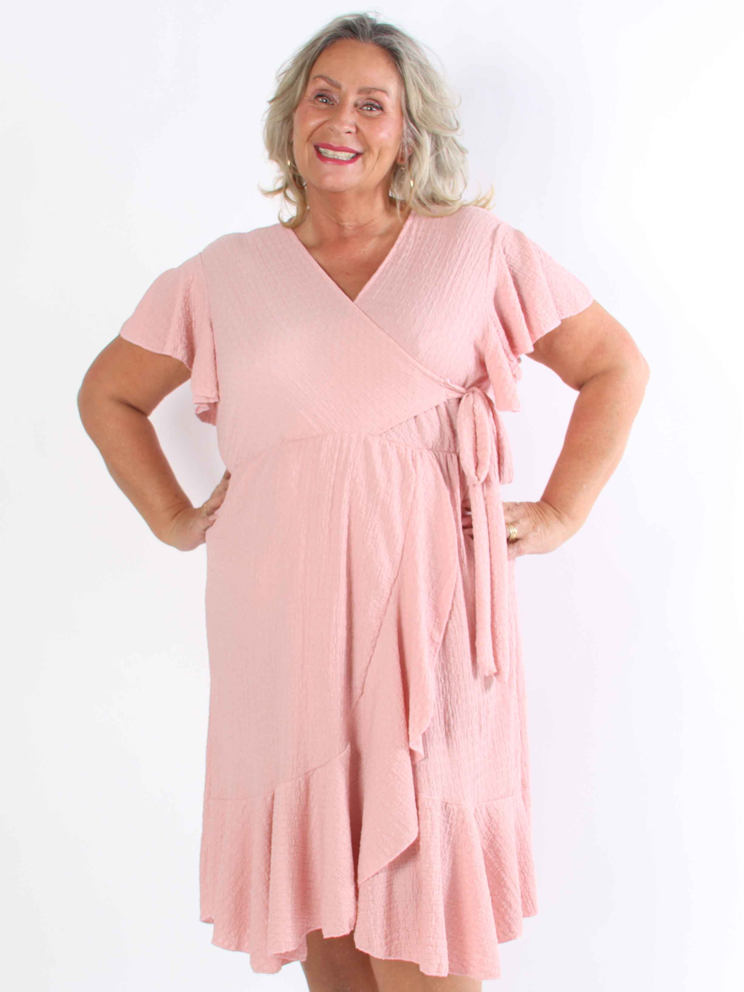 Eliana - Sød plus size kjole i slå-om look med flæser